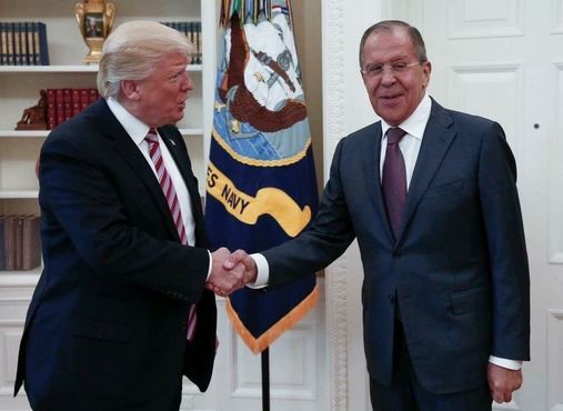 Hình ảnh Tổng thống Mỹ Donald Trump bắt tay thân mật với Ngoại trưởng Nga được Bộ Ngoại giao Nga chia sẻ trên Twitter ngày 10/5.