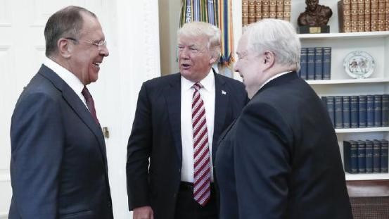 Ông Trump đã trao đổi rất vui vẻ với hai quan chức Nga.