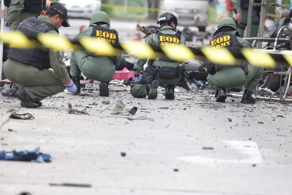Binh sỹ Thái Lan điều tra tại hiện trường vụ đánh bom ở Pattani. (Nguồn: AFP/TTXVN)