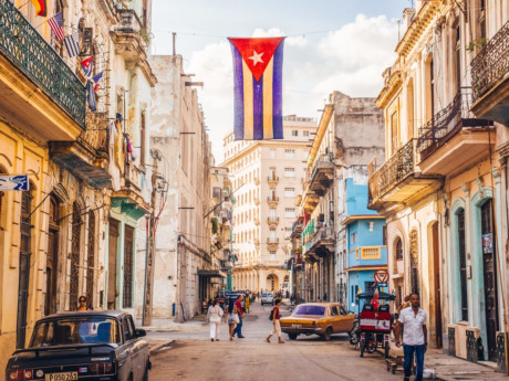 Havana, Cuba: Du lịch Cuba có nhiều khởi sắc sau bình thường hóa quan hệ với Mỹ. Những chiếc xe hơi và lối kiến trúc cổ cũng khiến Havana ngày càng hấp dẫn khách du lịch.