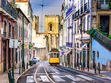 Lisbon, Bồ Đào Nha: Trang du lịch Travel + Leisure đã bình chọn Lisbon là điểm đến của năm với giá du lịch rẻ, nhiều địa danh lịch sử và kiến trúc bảo tàng độc đáo.