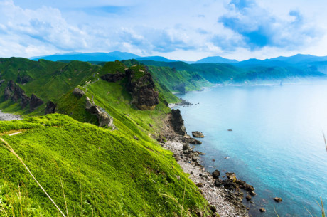 Hokkaido, Nhật Bản: Hòn đảo là địa điểm lý tưởng cho các hoạt động mùa hè như chèo thuyền, leo núi, câu cá hay xem cá voi.