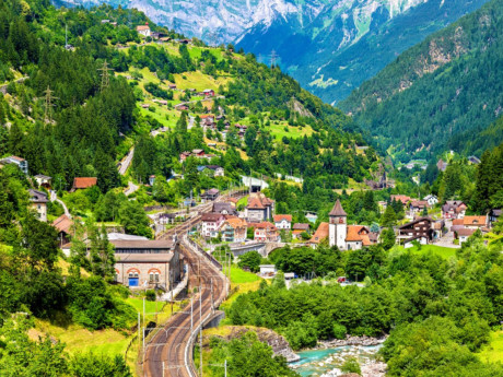 Thụy Sĩ: Quốc gia nổi tiếng bởi sự sạch sẽ cùng vẻ đẹp như tranh vẽ, rất đỗi nên thơ của nhiều ngôi làng trong các thị trấn nhỏ.