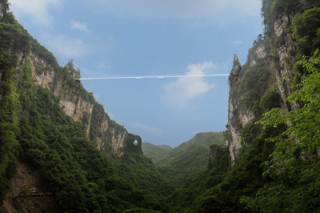 Hẻm núi Grandjiajie, Trung Quốc: Nếu muốn thử thách sự can đảm của bản thân thì chiếc cầu kính dài nhất Trung Quốc là một ý tưởng tuyệt vời.