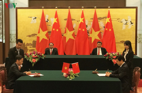 Kết thúc hội đàm, Chủ tịch nước Trần Đại Quang và Tổng Bí thư, Chủ tịch Trung Quốc Tập Cận Bình đã chứng kiến lễ ký kết 5 văn kiện hợp tác.
