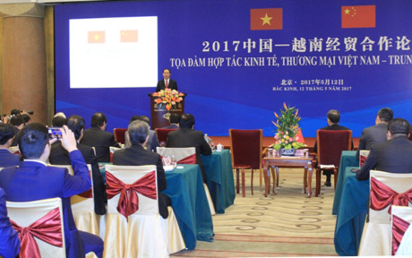 Trong ngày thứ 2 chuyến thăm cấp Nhà nước tới Trung Quốc và tham dự Diễn đàn cấp cao hợp tác quốc tế “Vành đai và Con đường”, sáng 12/5, tại Nhà khách Điếu Ngư Đài, Thủ đô Bắc Kinh, Chủ tịch nước Trần Đại Quang đã tham dự và phát biểu tại Tọa đàm hợp tác kinh tế, thương mại Việt Nam - Trung Quốc 2017