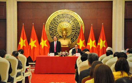Chủ tịch nước Trần Đại Quang cùng Phu nhân và đoàn đại biểu Việt Nam đã đến thăm, nói chuyện với cán bộ, nhân viên Đại sứ quán Việt Nam tại Trung Quốc.