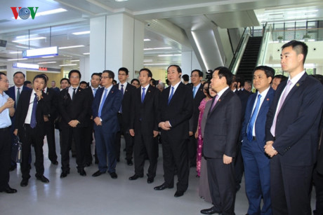 Cũng trong chiều 13/5, Chủ tịch nước Trần Đại Quang và đoàn cấp cao nước ta đã tới thăm Trung tâm dịch vụ Hành chính thành phố Phúc Châu
