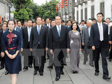 Chủ tịch nước Trần Đại Quang và Đoàn cấp cao tham quan Khu phố cổ của thành phố Phúc Châu. (Ảnh: TTXVN)