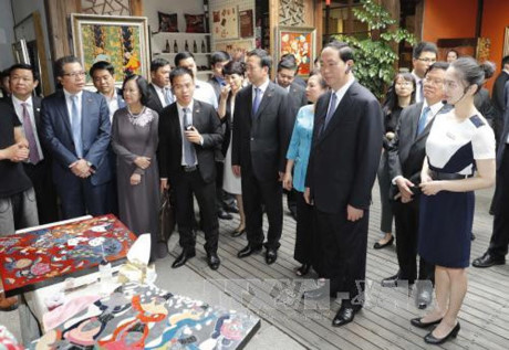 Chủ tịch nước Trần Đại Quang và Phu nhân tham quan khu Di sản phi vật thể trong Khu phố cổ của thành phố Phúc Châu. Ảnh: Nhan Sáng-TTXVN