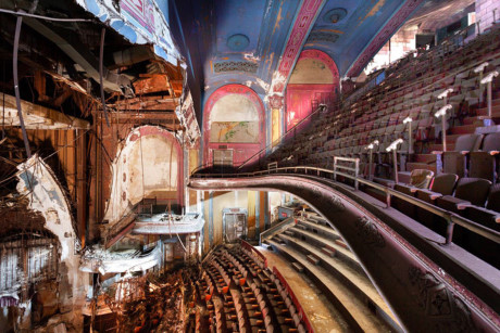 Nhà hát Proctors Palace ở Newark, New Jersey, dưới góc nhìn của nhiếp ảnh gia Matt Lambros (đang sống tại Brooklyn, New York).