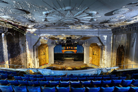 Hàng ghế xanh cùng ngôi sao tỏa sáng trên trần nhà hát Uptown ở Philadelphia, bang Pennsylvania.
