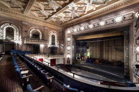 Trông có vẻ khả dĩ hơn cả là nhà hát Studebanker ở Chicago, Illinois. Nhưng có thể thấy nơi này lâu nay không có ánh đèn sân khấu và tiếng vỗ tay của khán giả.
