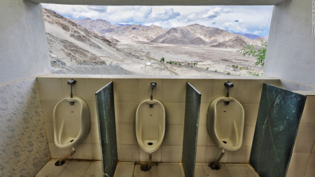 Nhà vệ sinh tại tu viện Thiksey, Ladakh, Ấn Độ: Nơi đây được thiết kế với không gian mở đem lại cảm giác thú vị và thoải mái cho người sử dụng.