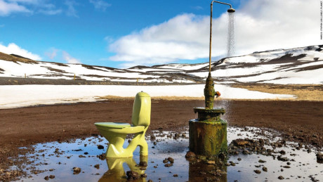 Nhà vệ sinh tại núi lửa Krafla, Iceland: Nhà tắm kiêm nhà vệ sinh công cộng này sẽ khiến bạn có những trải nghiệm thú vị khi sử dụng.