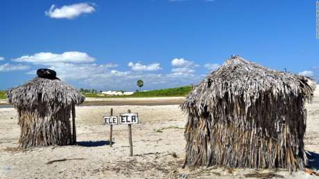 Nhà vệ sinh chòi lá ở biển Jericoacoara, Brazil: Nhà vệ sinh “chàng và nàng” được dựng bằng gỗ và lá dừa mang đậm chất hoang dã, đơn sơ.