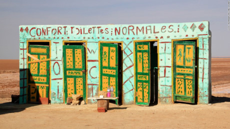 Nhà vệ sinh ở Chott el Djerid, Tunisia: “Nhà vệ sinh tiện nghi” với dòng chữ quảng cáo “thoải mái” nằm sát sa mạc Tunisia, cạnh điểm quay phim “Chiến tranh giữa các vì sao”.