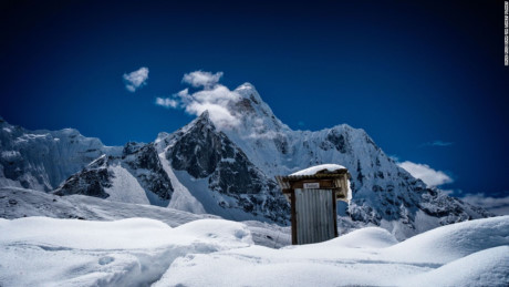 Nhà vệ sinh ở công viên quốc gia Sagarmatha, Nepal: Nhà vệ sinh độc nhất vô nhị này được đặt tại đỉnh núi Ama Dablam, cao 6812m so với mực nước biển.