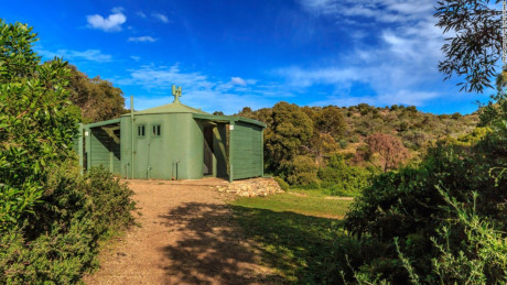 Nhà vệ sinh ở vịnh Encounter, Úc: Nhà vệ sinh sinh thái nằm giữa lùm cây xanh được xây dựng phục vụ nhu cầu của những tay lướt sóng và đi câu khi tới bãi biển Waitpinga.