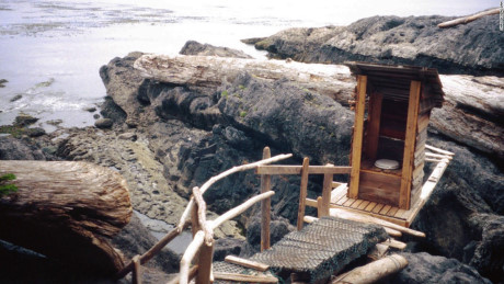 Nhà vệ sinh ở Haida Gwaii, British Columbia, Canada: Hoạt động nhờ “năng lượng mặt trăng” nên ngày 2 lần nước thủy triều sẽ cuốn sạch các chất thải của nhà xí gỗ này.