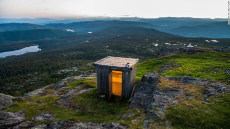 Nhà vệ sinh ở Jonsknuten, Na Uy: Địa điểm lý tưởng để ngắm nhìn toàn cảnh núi Jonsknuten từ độ cao 904m mà bạn vẫn có thể “giải tỏa”.