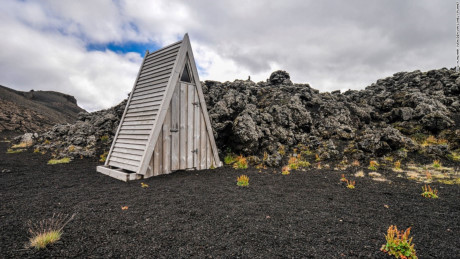 Nhà vệ sinh ở khu bảo tồn thiên nhiên Fjallabak, Iceland: Nhà vệ sinh hình tam giác là một trong những sức hấp dẫn của nơi đây bên cạnh dung nham hóa đá.