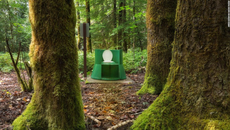 Nhà vệ sinh ở công viên Taylor Arm Provincial, British Columbia: Việc “hành sự” giữa thiên nhiên xanh tươi dưới bóng cây râm mát cùng tiếng chim ríu rít sẽ đem lại trải nghiệm đáng nhớ.