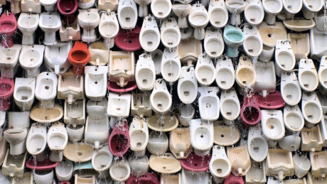 Thác vệ sinh, Phật Sơn, Trung Quốc: Thác nước tuôn sối sả này là tác phẩm của nghệ sĩ người Trung Quốc, Shu Yong được làm từ 10.000 bồn vệ sinh để vinh danh vai trò của Phật Sơn như thủ đô gốm sứ thế giới.