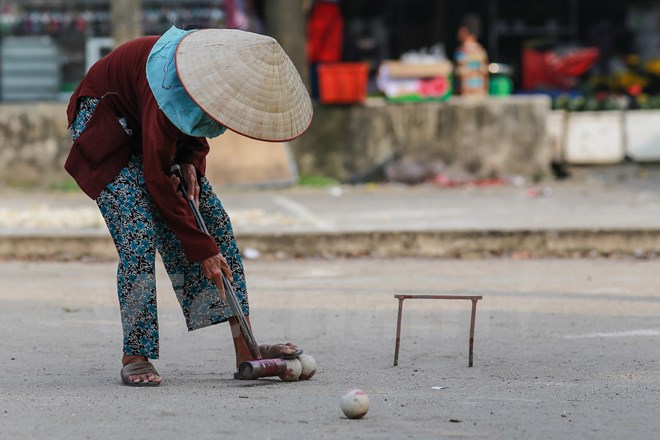  Cứ mỗi chiều mặc mưa nắng, các cụ già lứa tuổi từ 60 đến 87 ở làng Xuân Bách (xã Quang Tiến, Sóc Sơn, Hà Nội) lại tổ chức thi đấu bóng cửa. (Ảnh: Minh Sơn/Vietnam+)