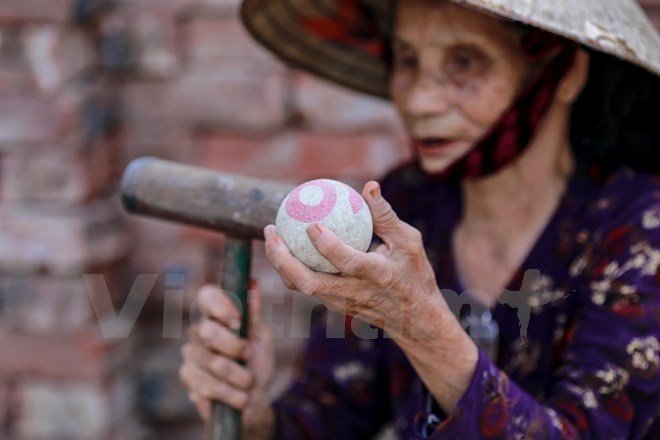  Phong trào chơi bóng cửa nở rộ ở các vùng ngoại thành Hà Nội đặc biệt ở Đông Anh và Sóc Sơn, trở thành truyền thống kéo dài mười mấy năm nay. (Ảnh: Minh Sơn/Vietnam+)