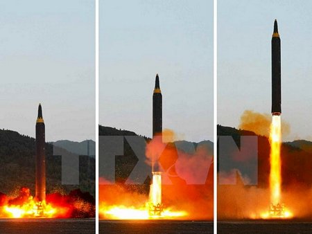 Tên lửa đạn đạo chiến lược đất đối đất kiểu mới Hwasong-12 được phóng thử tại Triều Tiên ngày 14/5. (Nguồn: Yonhap/TTXVN)