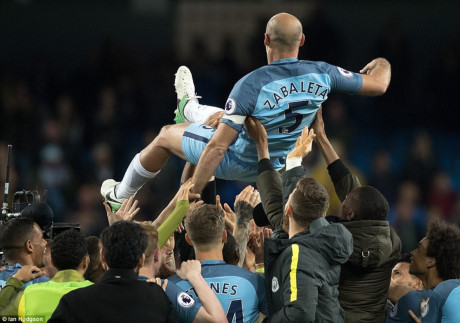 Sau trận các cầu thủ Man City tri ân Pablo Zabaleta, người chơi trận cuối cùng cho Man City trên sân Etihad (Ảnh: Daily Mail).