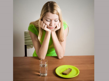 Không ăn uống tốt- Đừng nghĩ rằng ăn uống sẽ làm trầm trọng hơn cơn đau dạ dày của bạn. Nếu bạn không ăn uống đúng cách, nó sẽ tiếp tục gây ra axit trong dạ dày. Kết quả cuối cùng là các triệu chứng ợ nóng và đầy hơi. Vì vậy, hãy ăn uống đầy đủ và ăn những thực phẩm dễ tiêu hóa.
