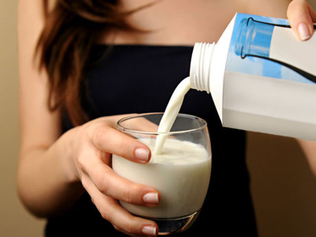 Uống sữa- Nếu bạn đang uống sữa với ý định để xoa dịu dạ dày, bạn đang làm sai. Uống sữa sẽ làm trầm trọng hơn cơn đau dạ dày, đặc biệt nếu nguyên nhân cơn đau là do tính axit. Đây là một trong những sai lầm bạn cần tránh khi bị đau dạ dày.