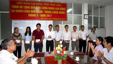 Ông Huỳnh Bá Long- Chủ tịch LĐLĐ tỉnh trao quà cho CNVC- LĐ ở TX Bình Minh