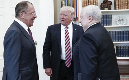 Tổng thống Trump (giữa) trò chuyện với Ngoại trưởng Nga Lavrov (trái) và Đại sứ Nga Kislyak (phải) tại Nahf Trắng. (Ảnh: AFP)