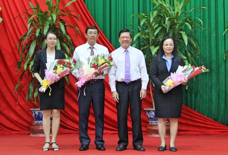 Bí thư Tỉnh ủy- Trần Văn Rón tặng hoa cho các đơn vị đã đồng hành cùng ngành giáo dục.