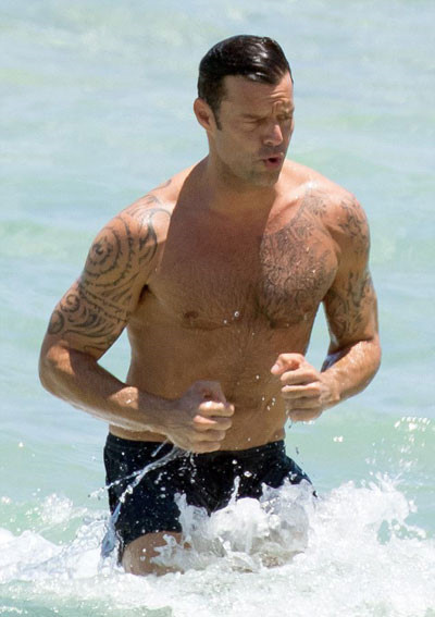 Ricky Martin khoe cơ bắp khi đi tắm biển: Ricky Martin đang có mặt tại Miami để quay bộ phim 