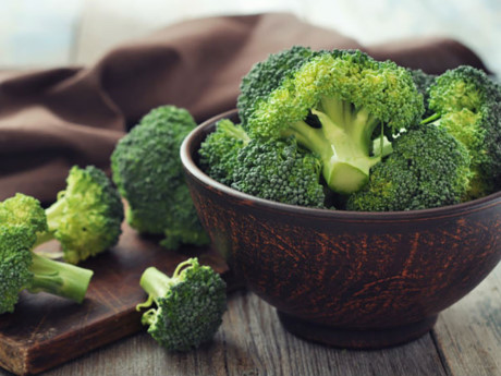 Bông cải xanh: Bông cải xanh chứa sắt và cũng chứa các chất dinh dưỡng quan trọng như vitamin K, magiê và vitamin C. Nó cũng giúp khuyến khích việc hấp thụ sắt trong cơ thể. Đây là một trong những loại thực phẩm chay giàu chất sắt tốt nhất cho cơ thể.