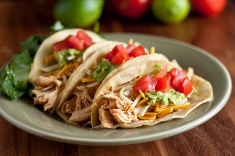 Gà Tacos- Thay thế phô mai và nước sốt với salsad, rau xanh hoặc nước sốt làm từ sữa chua và bạn có một phiên bản ít calo cho món ăn yêu thích của mình.