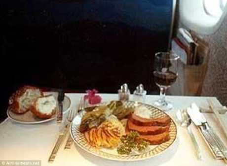 Hành khách Christopher Smith có chuyến bay từ Mỹ đến Tokyo vào năm 1988 trên khoang hạng nhất. Ông cho biết mình đã được phục vụ một bữa tiệc tuyệt vời được nấu theo đơn đặt hàng.
