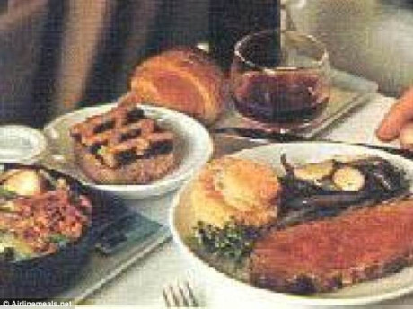 Bay từ Dallas đến Honolulu với hãng Braniff năm 1971. Hành khách được phục vụ thịt bò nướng, khoai tây, đậu xanh với hạt dẻ, salad, bánh cuốn và bánh mỳ. 