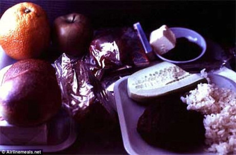 Ảnh này được chụp tại khoang hạng bình dân trên chuyến bay của Aeroflot từ phi trường Khabarovsk Novy tới Irkutsk vào tháng 7/1971. Bữa ăn bao gồm trứng cá muối cùng với thịt, cơm, dưa chuột, trái cây các loại, bánh mì đen và bơ