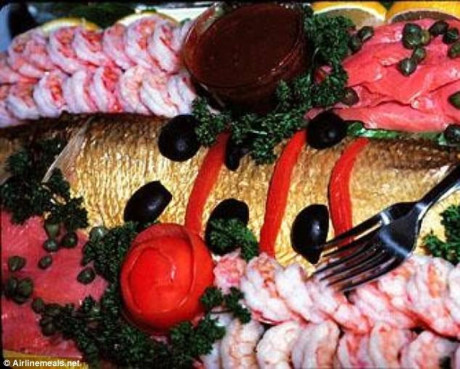 Bữa ăn cho khách ở khoang hạng nhất trên chuyến bay của Pan Am từ New York đến Tokyo vào năm 1979 trông như một bữa tiệc của hoàng gia.