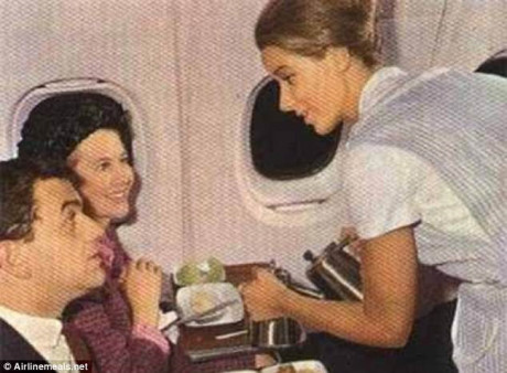 Một tiếp viên của hãng British European Airlines phục vụ trà trên chuyến bay ở Mỹ vào năm 1970.