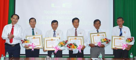  Bí thư Đảng ủy Khối Doanh nghiệp tỉnh- Trần Xuân Thiện trao Huy hiệu 30 năm tuổi Đảng cho các đảng viên