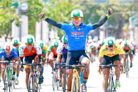 Tay đua áo xanh Yoeun Phi Yuth (Campuchia) đã rút thắng trước áo vàng Quàng Văn Cường (Gạo Hạt ngọc trời An Giang), Nguyễn Minh Luận (Premium Cycling Vĩnh Long) tại đích đến TP Châu Đốc.