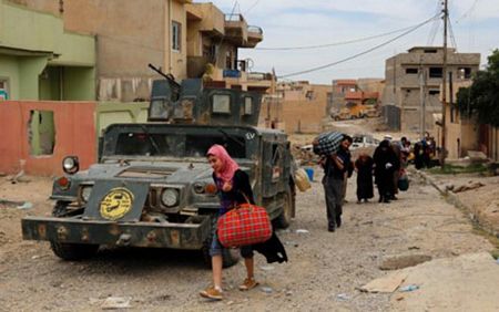 Người dân Mosul tháo chạy khỏi khu vực giao tranh giữa quân đội và IS. Ảnh: Reuters.