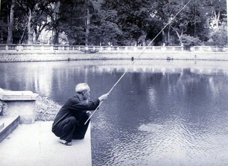 Những lúc rảnh rỗi, Bác Hồ lại ngồi câu cá bên ao cá cạnh Nhà sàn. (Ảnh tư liệu)