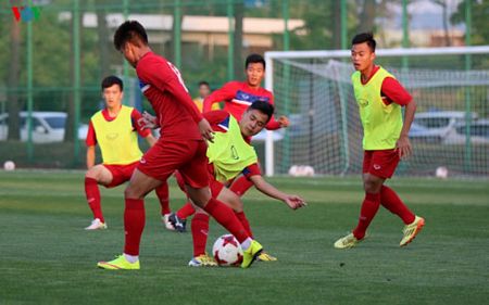 U20 Việt Nam đang tập luyện làm quen sân bãi tại Cheonan.